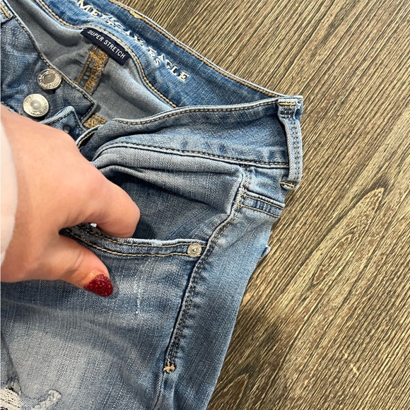 American Eagle Crop Jeans Ripped Super Stretch Denim Whisker Medium Wash Size 6 - Picture 4 of 11